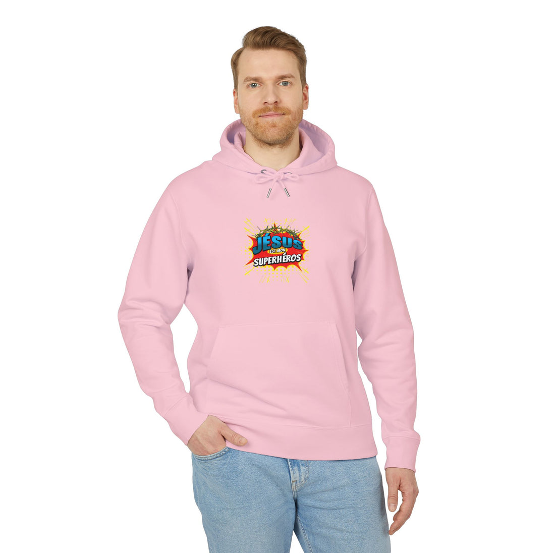 Un homme porte un sweat à capuche rose avec l'inscription Jésus est mon superhéros sur la poitrine.