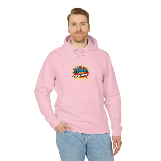 Un homme porte un sweat à capuche rose avec l'inscription Jésus est mon superhéros sur la poitrine.