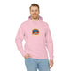 Un homme porte un sweat à capuche rose avec l'inscription Jésus est mon superhéros sur la poitrine.