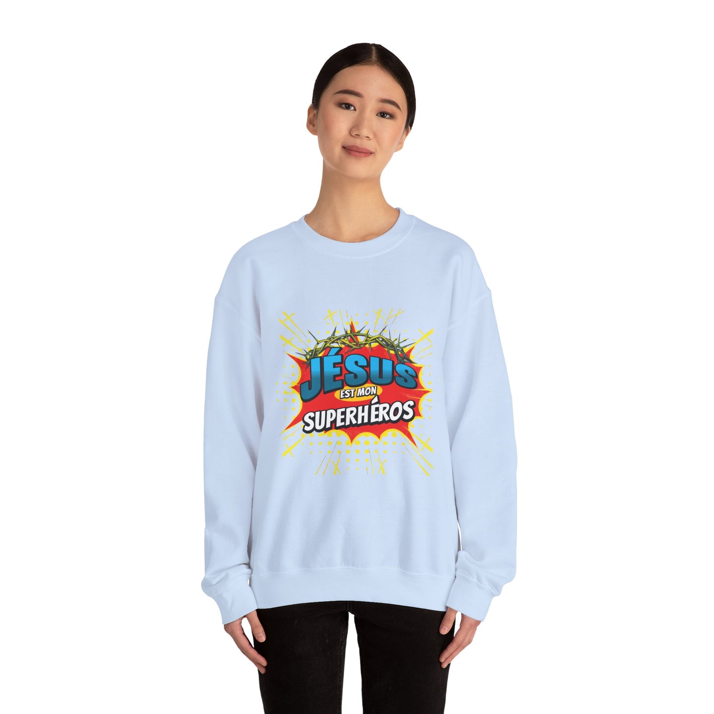 Une femme porte un sweatshirt blanc avec l'inscription Jésus est mon superhéros style comics.
