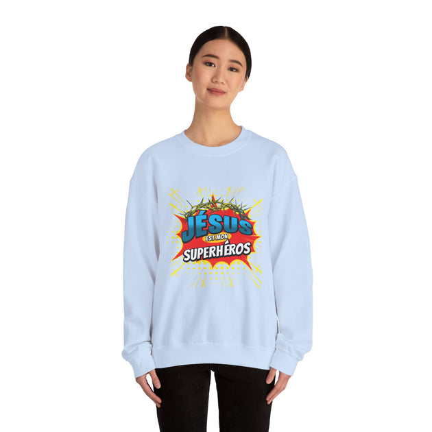 Une femme porte un sweatshirt blanc avec l'inscription Jésus est mon superhéros style comics.