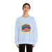 Une femme porte un sweatshirt blanc avec l'inscription Jésus est mon superhéros style comics.