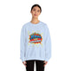 Une femme porte un sweatshirt blanc avec l'inscription Jésus est mon superhéros style comics.