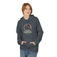 Une femme porte un sweat à capuche gris foncé orné d'un motif de corbeau et de roses.