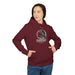 Une femme porte un sweat à capuche bordeaux avec une illustration de corbeau et des roses.