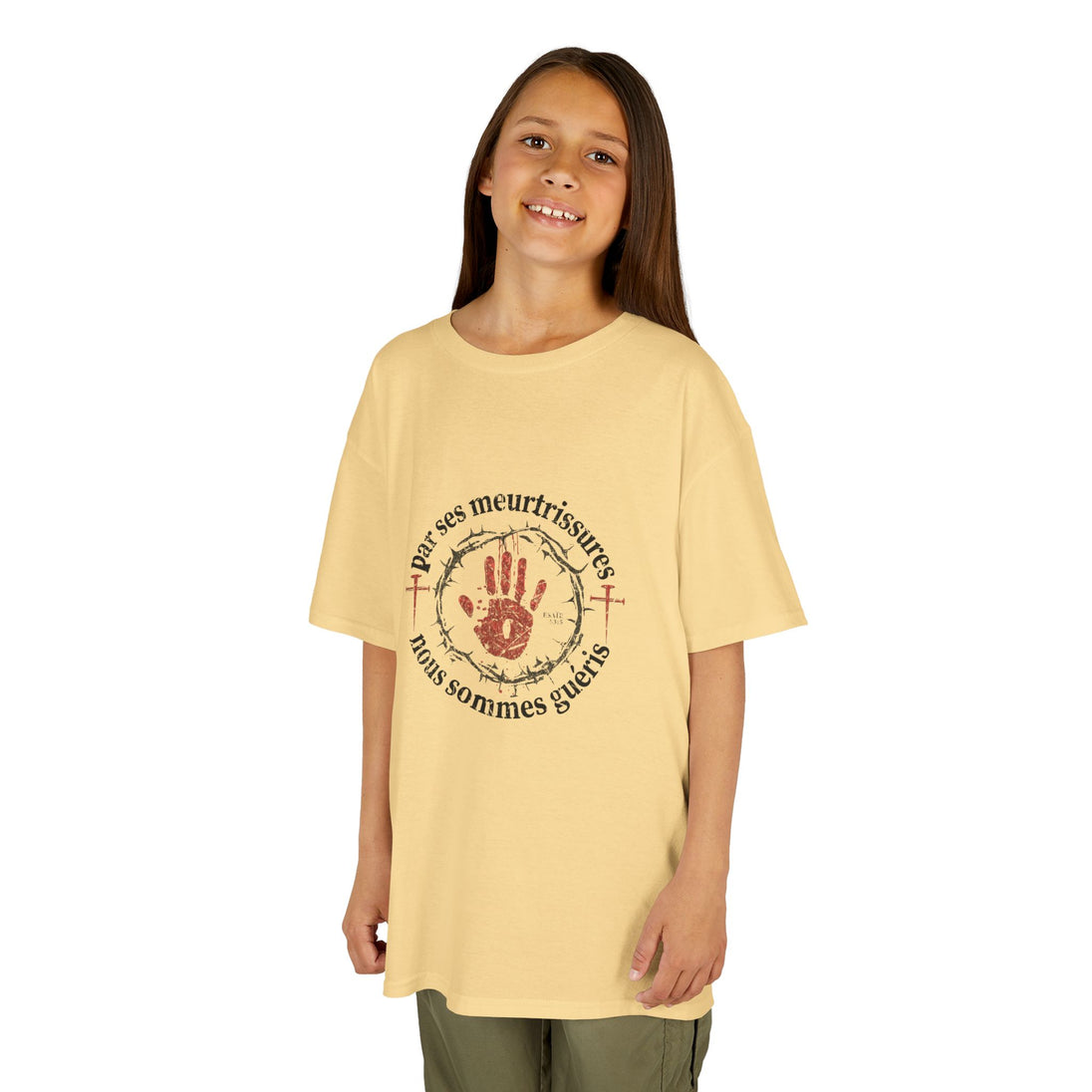 Une jeune fille porte un t-shirt beige en coton avec une impression religieuse centrée.