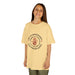 Une jeune fille porte un t-shirt beige en coton avec une impression religieuse centrée.