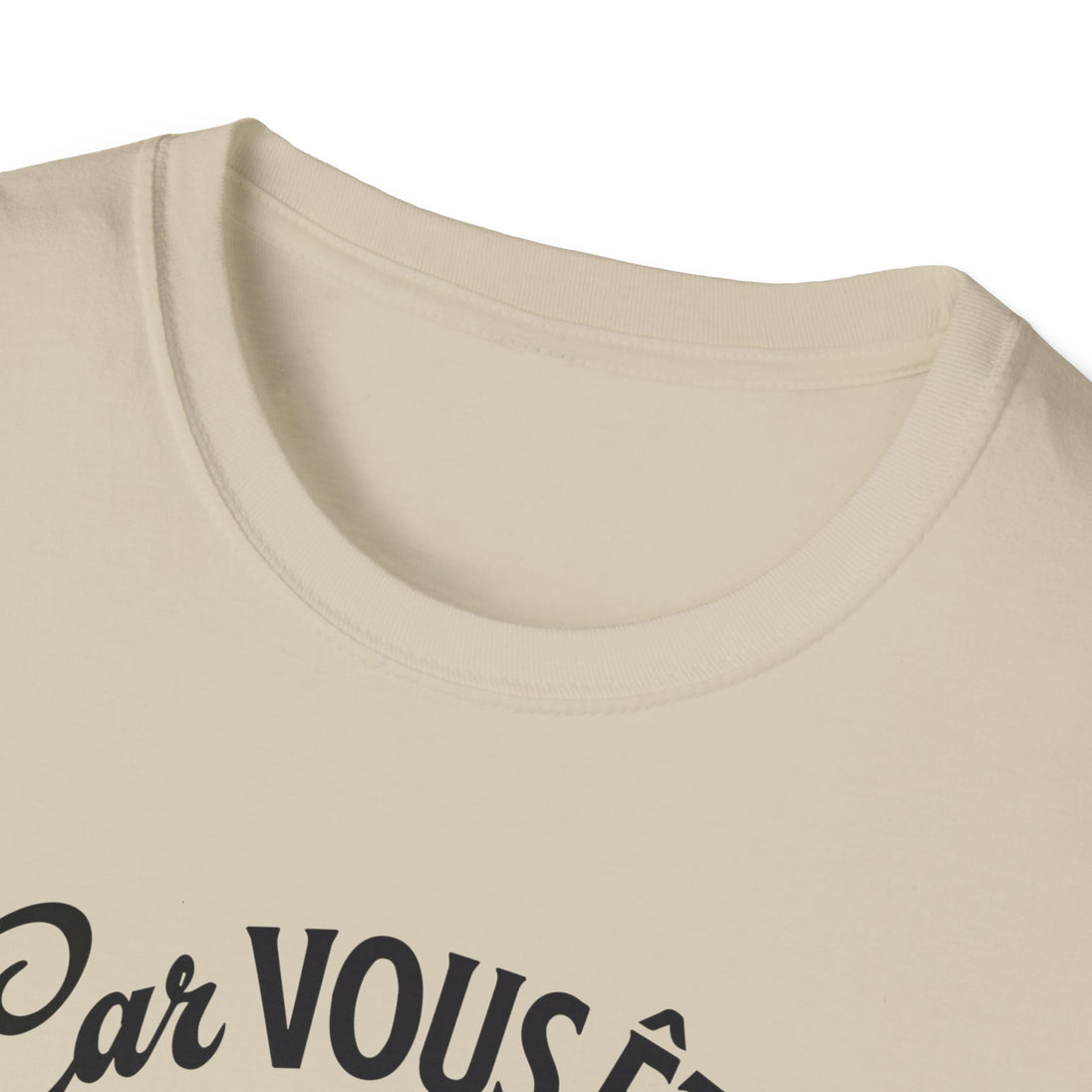 T-shirt beige pour femme avec un col rond côtelé et une inscription noire sur la poitrine.