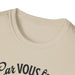 T-shirt beige pour femme avec un col rond côtelé et une inscription noire sur la poitrine.