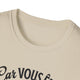 T-shirt beige pour femme avec un col rond côtelé et une inscription noire sur la poitrine.