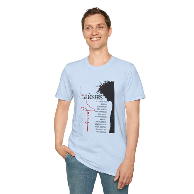 Un homme porte un t-shirt bleu clair imprimé avec une silhouette de Jésus et des textes religieux.