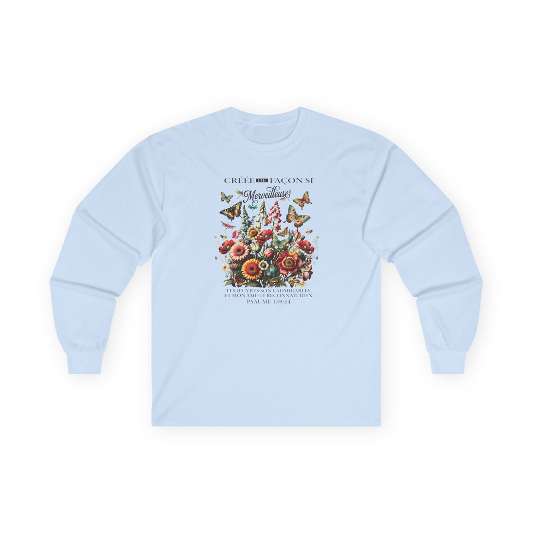 T-shirt bleu clair à manches longues avec un imprimé floral et un verset biblique en français.
