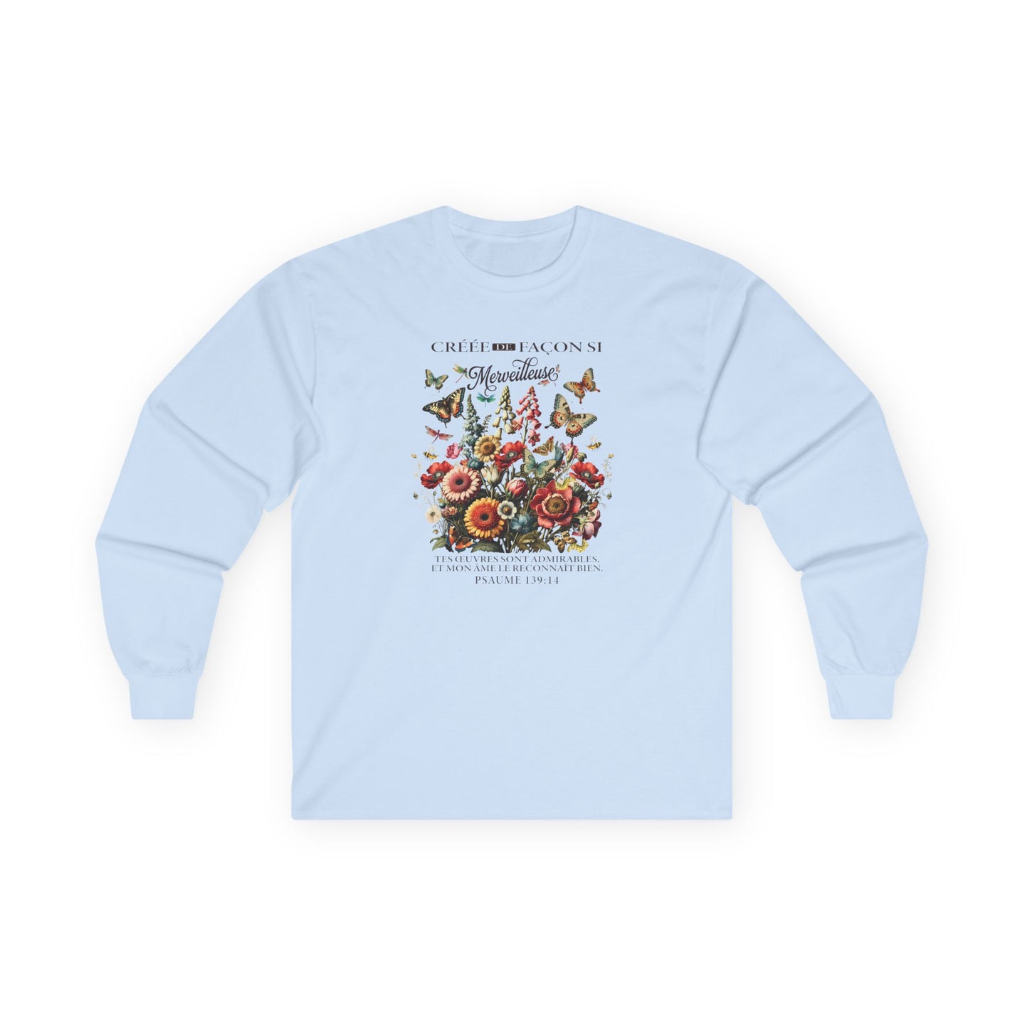 T-shirt bleu clair à manches longues avec un imprimé floral et un verset biblique en français.
