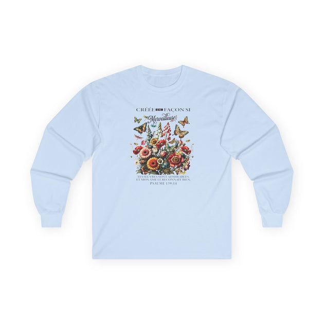 T-shirt bleu clair à manches longues avec un imprimé floral et un verset biblique en français.