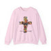 Sweat-shirt rose pâle pour femme orné d'une croix florale et de l'inscription Tout est accompli.