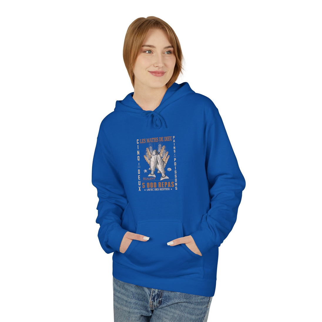 Une femme porte un sweat à capuche bleu orné d'une illustration sur le thème des pains et poissons.