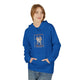 Une femme porte un sweat à capuche bleu orné d'une illustration sur le thème des pains et poissons.