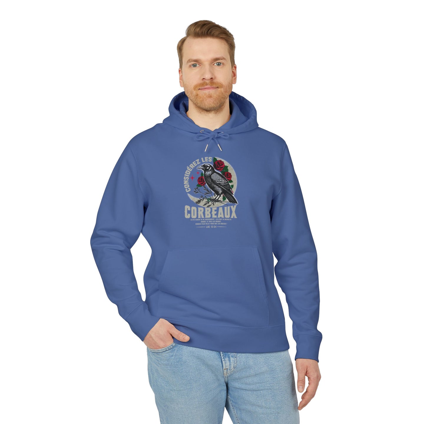 Un homme porte un sweat à capuche bleu avec une illustration de corbeau et de roses sur la poitrine.