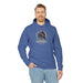 Un homme porte un sweat à capuche bleu avec une illustration de corbeau et de roses sur la poitrine.