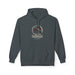 Sweat à capuche gris anthracite avec une illustration de corbeau et de roses sur la poitrine.