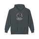 Sweat à capuche gris anthracite avec une illustration de corbeau et de roses sur la poitrine.