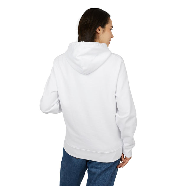 Une femme porte un sweat à capuche blanc uni vu de dos.