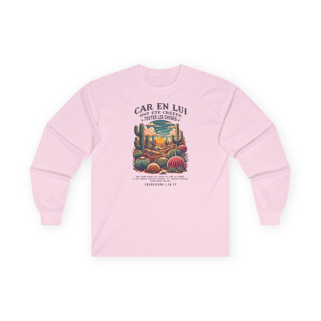 T-shirt rose à manches longues avec une illustration de désert et un texte biblique.