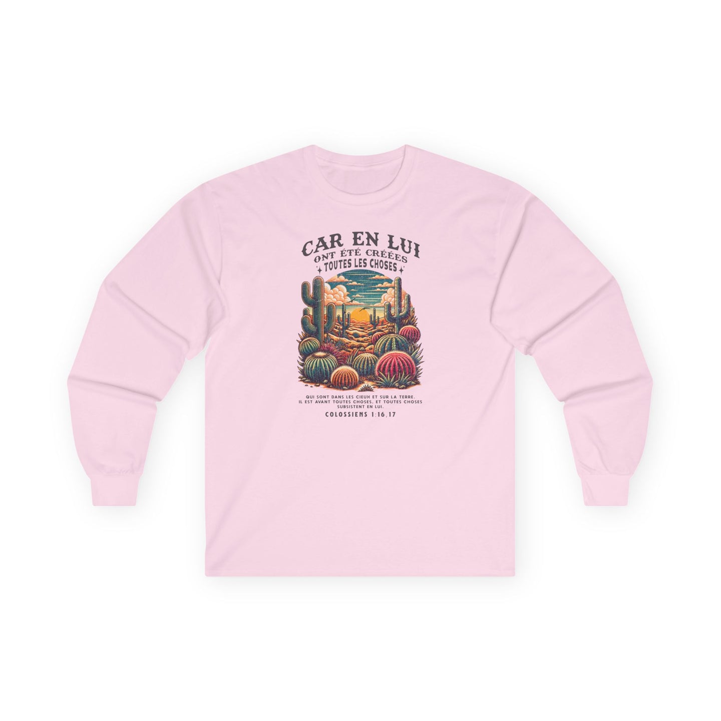 T-shirt rose à manches longues avec une illustration de désert et un texte biblique.