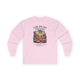 T-shirt rose à manches longues avec une illustration de désert et un texte biblique.