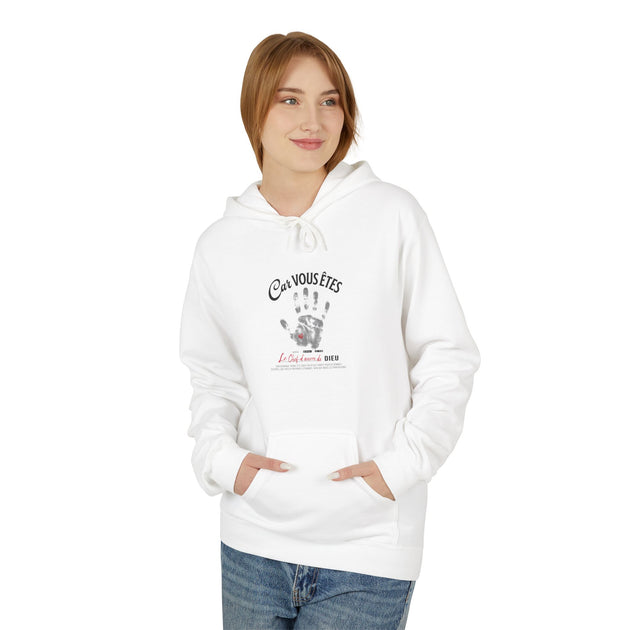 Femme portant un sweat à capuche blanc avec message chrétien et empreinte de main.