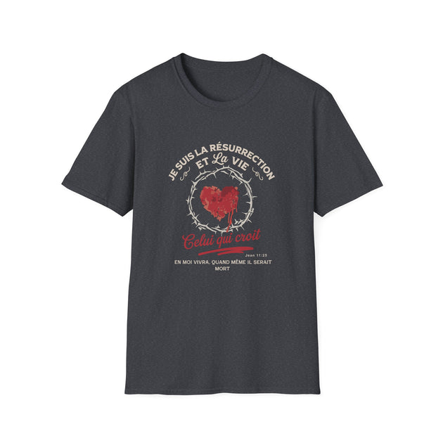 T-shirt gris foncé pour femme avec un motif de cœur entouré d'épines et un verset biblique.