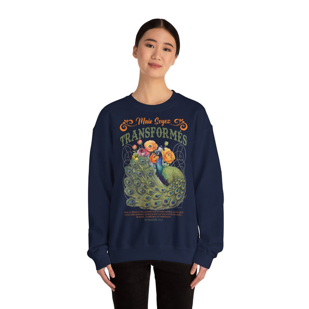 Une femme porte un sweat-shirt bleu marine orné d'un paon, de fleurs et du texte biblique.