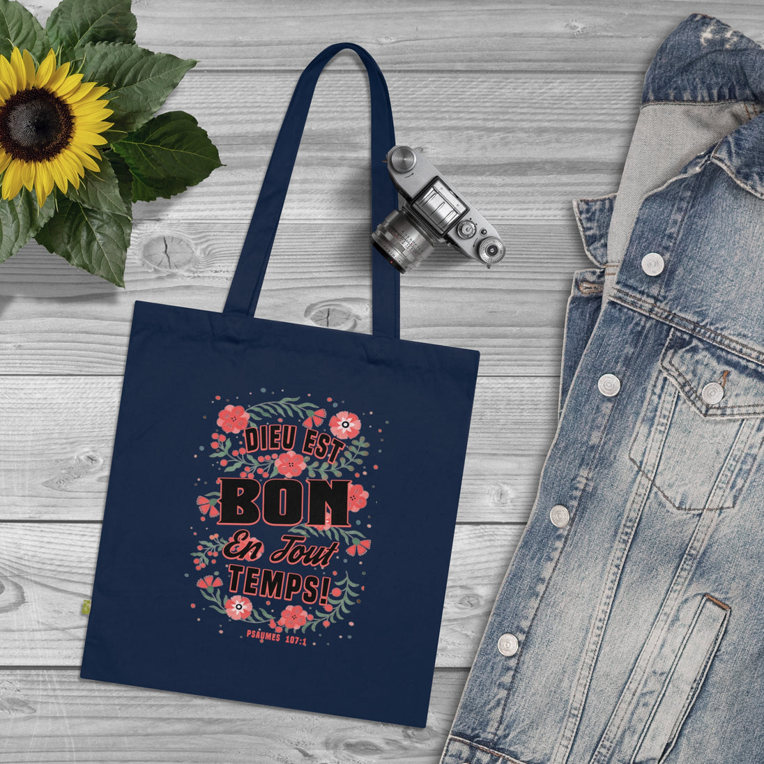 Tote bag bleu marine en coton biologique orné d'un motif floral et du texte Dieu est bon.