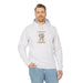 Un homme porte un sweat à capuche blanc avec une illustration chrétienne sur la poitrine.