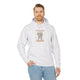 Un homme porte un sweat à capuche blanc avec une illustration chrétienne sur la poitrine.