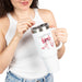 Une femme tient un mug isotherme blanc de 40oz orné d'un nœud rose et d'un verset biblique.