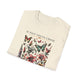 T-shirt beige plié avec une illustration de fleurs et de papillons et le texte Il fait toute chose.