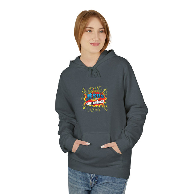 Une femme porte un sweat à capuche gris foncé avec l'inscription Jésus est mon superhéros.