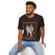 Un homme porte un t-shirt marron avec une illustration chrétienne sur le thème de la multiplication.