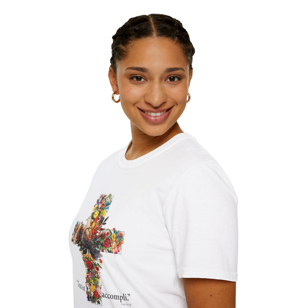 T-shirt blanc pour femme avec une croix fleurie et l'inscription Tout est accompli.