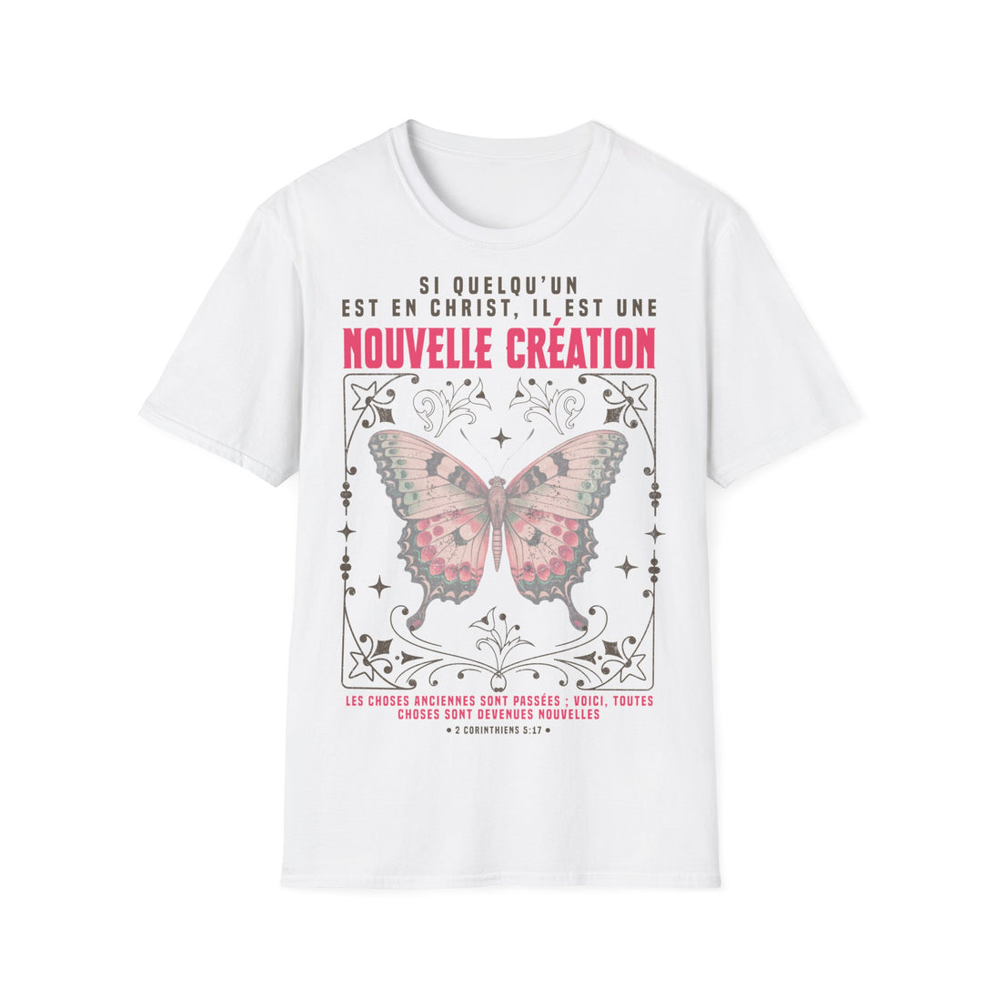 T-shirt blanc pour homme avec un papillon et le texte biblique sur la nouvelle création en Christ.