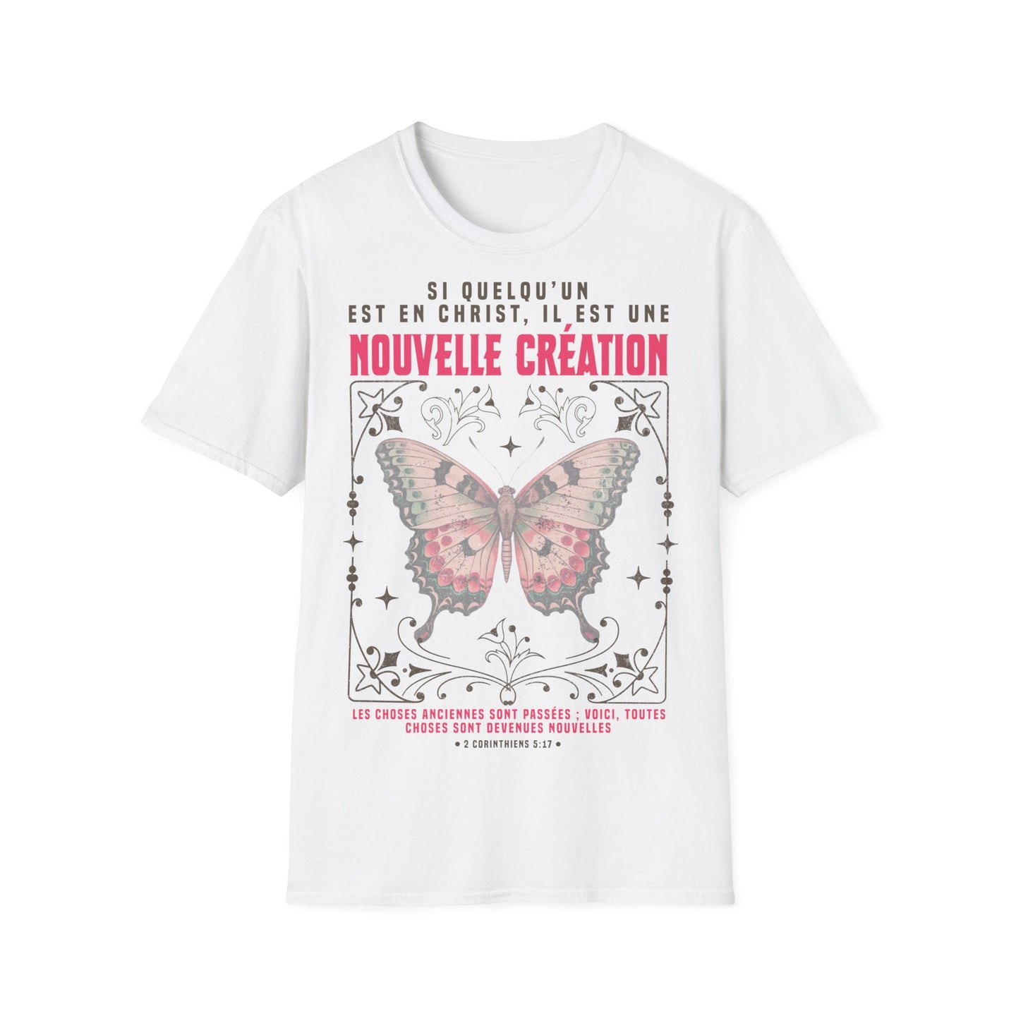 T-shirt blanc pour homme avec un papillon et le texte biblique sur la nouvelle création en Christ.