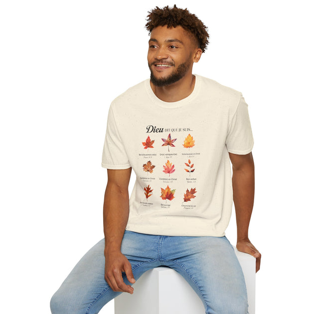 Un homme porte un t-shirt beige orné d'un motif de feuilles et de textes bibliques.