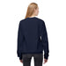 Une femme porte un sweatshirt bleu marine à coupe décontractée vu de dos.