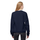 Une femme porte un sweatshirt bleu marine à coupe décontractée vu de dos.