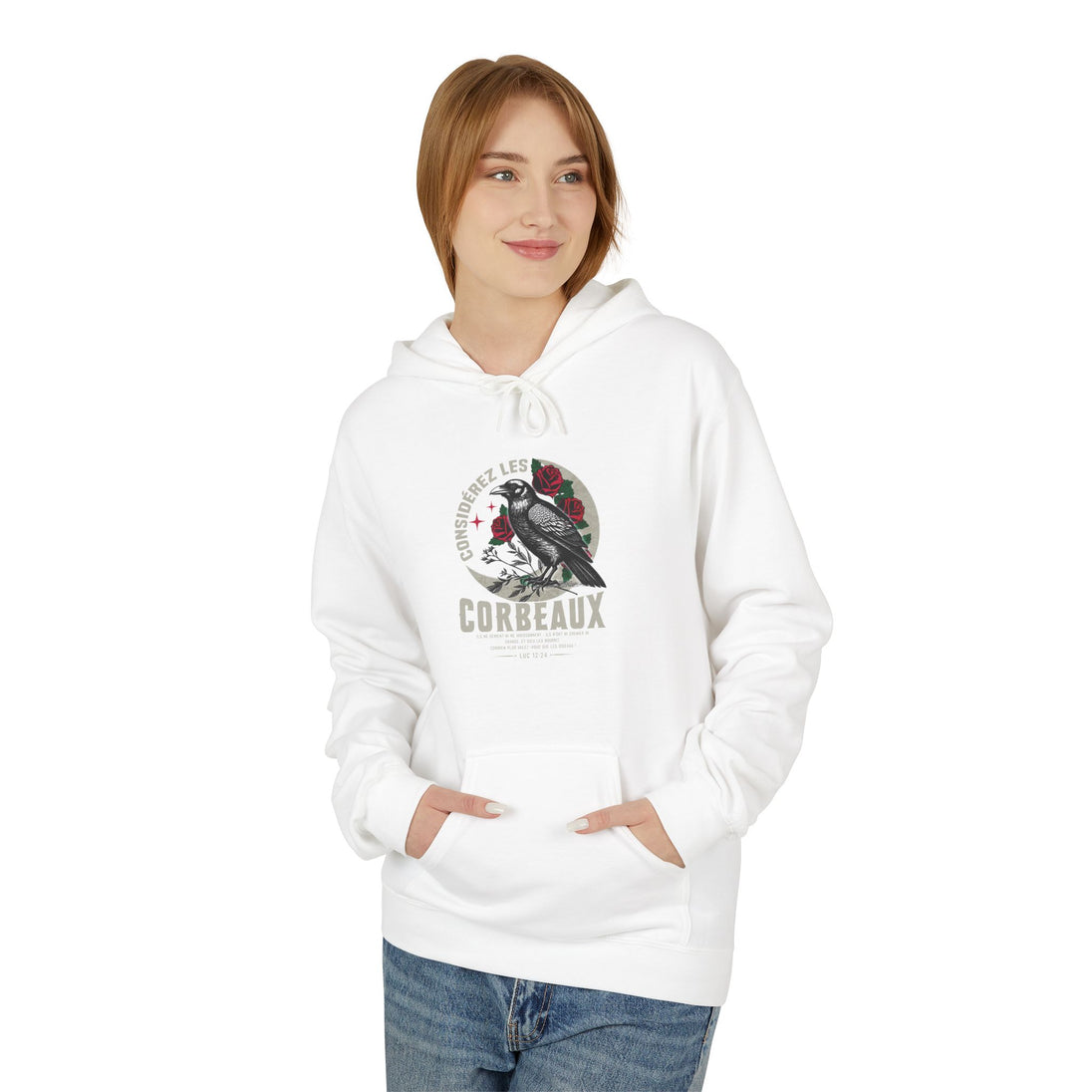 Femme portant un sweat à capuche blanc avec motif corbeau et verset biblique Luc 12:24.