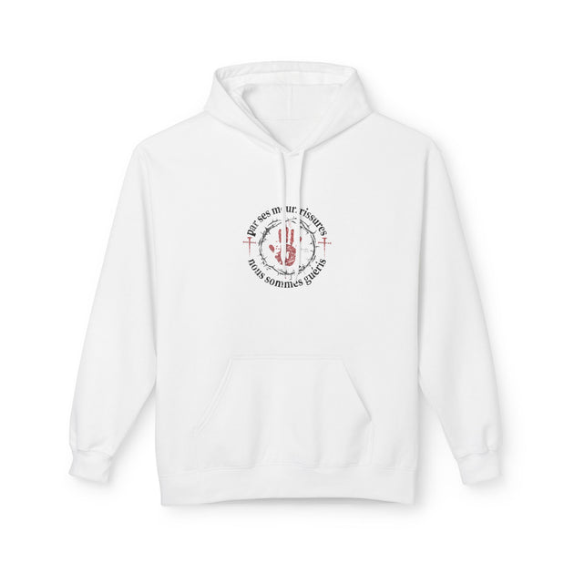 Sweat à capuche blanc avec un motif central représentant une main rouge et une couronne d'épines.