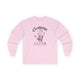 T-shirt rose à manches longues avec une empreinte de main et un texte religieux imprimés.