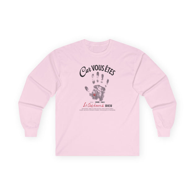 T-shirt rose à manches longues pour femme avec une empreinte de main et un texte religieux.