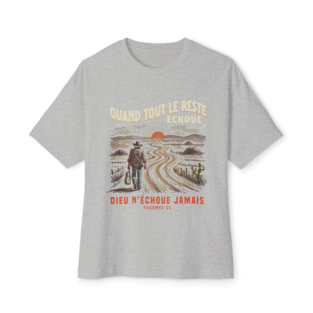 T-shirt gris oversize avec une illustration de voyageur et le texte Quand tout le reste échoue.